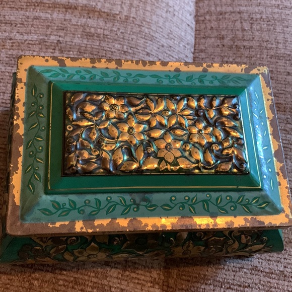 Rare Western Germany embossed, painted green, gold tin w feet and removable lid - Picture 12 of 12